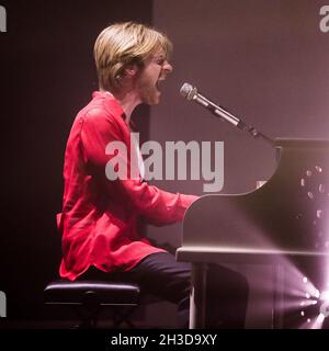 Los Angeles, United States. 27th Oct, 2021. LOS ANGELES, CALIFORNIA, USA - OCTOBER 27: Singer FINNEAS (Finneas O'Connell) performs on stage at The Wiltern on October 27, 2021 in Los Angeles, California, United States. (Photo by Xavier Collin/Image Press Agency) Credit: Image Press Agency/Alamy Live News