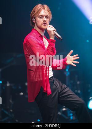 Los Angeles, United States. 27th Oct, 2021. LOS ANGELES, CALIFORNIA, USA - OCTOBER 27: Singer FINNEAS (Finneas O'Connell) performs on stage at The Wiltern on October 27, 2021 in Los Angeles, California, United States. (Photo by Xavier Collin/Image Press Agency/Sipa USA) Credit: Sipa USA/Alamy Live News Stock Photo