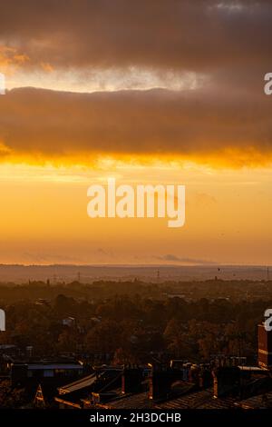 WIMBLEDON LONDON, UK. 28 Oct, 2021. A bright autumn sunrise over Wimbledon, South West London. Credit: amer ghazzal/Alamy Live News Stock Photo