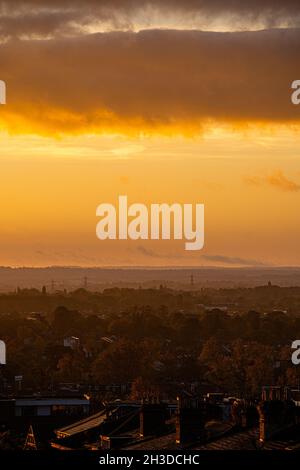 WIMBLEDON LONDON, UK. 28 Oct, 2021. A bright autumn sunrise over Wimbledon, South West London. Credit: amer ghazzal/Alamy Live News Stock Photo