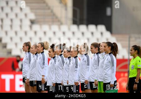 Team GER during the anthem, left to right Jule BRAND (GER), Laura FREIGANG (GER), Lena LATTWEIN (GER), Lina MAGULL (GER). Felicitas RAUCH (GER), Svenja HUTH (GER), Leonie MAIER (GER), Sophia KLEINHERNE (GER), goalhueterin/goalwart Merle FROHMS (GER), Sara DAEBRITZ (DÃ britz, GER) Soccer Laenderspiel women, World Cup qualification, Germany ( GER) - Israel (ISR) 7: 0, on October 26th, 2021 in Essen/Germany. Â Stock Photo