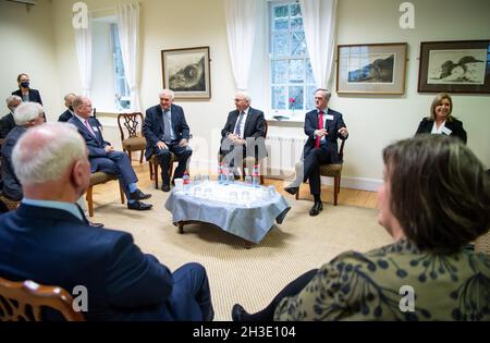 Wicklow, Ireland. 28th Oct, 2021. During a visit to the Glencree Centre for Peace and Reconciliation, Federal President Frank-Walter Steinmeier (centre), together with Bertie Ahern (3rd from left), former Taoiseach of Ireland, discusses the impact of Brexit on the peace process with stakeholders in Northern Ireland. President Steinmeier and his wife are on a three-day state visit to Ireland. Credit: Bernd von Jutrczenka/dpa/Alamy Live News Stock Photo