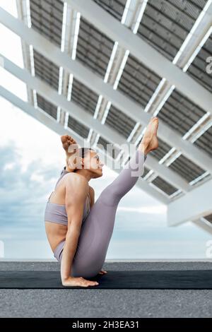 Yoga poses leg behind head hi-res stock photography and images - Alamy