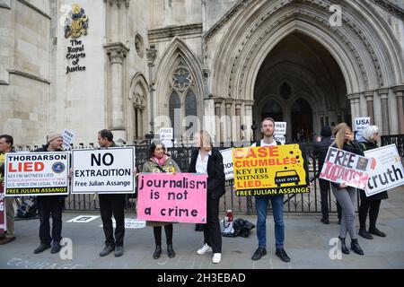 London, UK. 28th Oct 2021. Protest outside the Royal Courts of Justice on the second day of the hearing in the Julian Assange extradition appeal. Credit: Thomas Krych/Alamy Live News Stock Photo