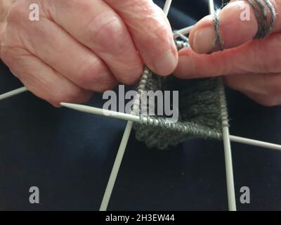 Eine Rentnerin strickt Stock Photo