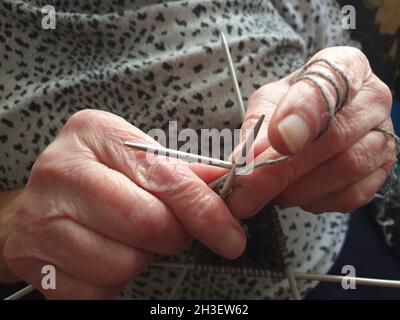 Eine Rentnerin strickt Stock Photo