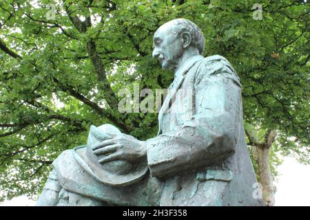 Bronze statue of poet and writer, Thomas Hardy, in Dorchester Dorset Stock Photo