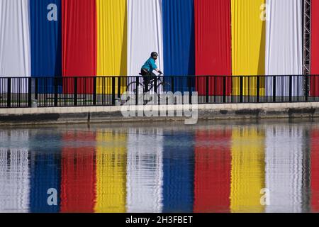 Santiago, Metropolitana, Chile. 28th Oct, 2021. A woman rides her bicycle through the Parque de la Familia, intervened with several works as part of the Made at Home Fest, in Santiago, Chile. (Credit Image: © Matias Basualdo/ZUMA Press Wire) Credit: ZUMA Press, Inc./Alamy Live News Stock Photo