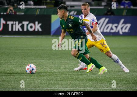 Portland, USA. 27th Oct, 2021. The Timbers' Eriyk Williamson outruns Jackson Yueill. The Portland Timbers beat the San Jose Earthquake 2-0 at Providence Park in Portland, Oregon on October 27, 2021, on goals from Diego Chara and a bicycle kick by Dairon Asprilla, breaking a three-game losing streak and keeping playoff hopes alive. (Photo by John Rudoff/Sipa USA) Credit: Sipa USA/Alamy Live News Stock Photo