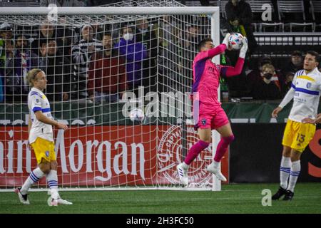 Portland, USA. 27th Oct, 2021. The Quakes' goalkeeper makes a save. The Portland Timbers beat the San Jose Earthquake 2-0 at Providence Park in Portland, Oregon on October 27, 2021, on goals from Diego Chara and a bicycle kick by Dairon Asprilla, breaking a three-game losing streak and keeping playoff hopes alive. (Photo by John Rudoff/Sipa USA) Credit: Sipa USA/Alamy Live News Stock Photo