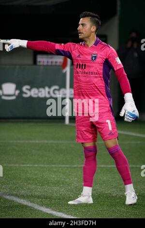 Portland, USA. 27th Oct, 2021. Quakes Goalkeeper JT Marcinkowski gestures downfield. The Portland Timbers beat the San Jose Earthquake 2-0 at Providence Park in Portland, Oregon on October 27, 2021, on goals from Diego Chara and a bicycle kick by Dairon Asprilla, breaking a three-game losing streak and keeping playoff hopes alive. (Photo by John Rudoff/Sipa USA) Credit: Sipa USA/Alamy Live News Stock Photo