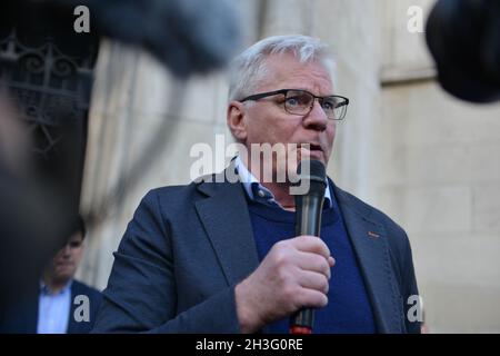 London, UK. 28th Oct, 2021. Kristinn Hrafnsson, editor-in-chief of WikiLeaks, speaks to the media outside the Royal Courts of Justice in London on the second day of the hearing of Julian Assange extradition appeal.Stella Morris, and Jeremy Corbyn met with the media and protesters, outside the Royal Courts of Justice in London on the second day of the hearing of Julian Assange extradition appeal. (Photo by Thomas Krych/SOPA Images/Sipa USA) Credit: Sipa USA/Alamy Live News Stock Photo