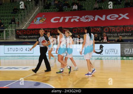 Basketball Turnier Citronex UKS Basket Zgorzelec : MUKS Poznań in der  PGE Turów Arena.Zgorzelec, 24.10.2021 Stock Photo