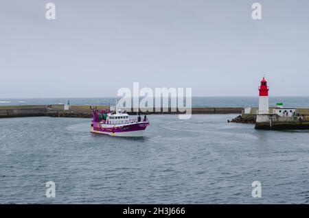 Bretagne, France. 2nd Aug, 2017. French trawler seen entering the port of Le Guilvinec in Brittany on its return back from fishing to bring the fish to the auction.France is threatening the UK with retaliation in their dispute over fishing quotas. French fishermen are demanding that the British government respect its commitments to grant access to British waters negotiated as part of the Brexit. (Credit Image: © Laurent Coust/SOPA Images via ZUMA Press Wire) Stock Photo