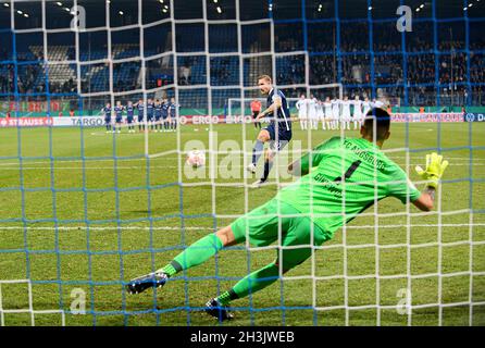 Penalty shoot-out, Sebastian POLTER (BO) hits the goal to 4: 4 versus goalwart Rafael GIKIEWICZ (A), action. Soccer DFB Pokal 2nd round, VfL Bochum (BO) - FC Augsburg (A) 5: 4 iE, on October 27th, 2021 in Bochum/Germany. Â Stock Photo