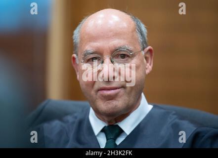 Begin. 29th Oct, 2021. Frankfurt, Germany. Oct 29 2021: Gregor Gysi, defense attorney for defendant Kim Teresa A., waits for the trial to begin. The prosecution accuses the 32-year-old of staying alongside an IS fighter in Syria between 2014 and 2016, taking over abandoned apartments and possessing two Kalashnikov rifles. She is charged with membership in a foreign terrorist organization. Credit: dpa picture alliance/Alamy Live News Credit: dpa/Alamy Live News Stock Photo