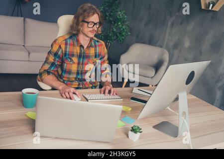 Photo portrait man wearing glasses working on computers administrating new project Stock Photo