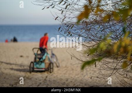 Kiel, Germany. 29th Oct, 2021. Walkers are out and about on the beach at Friedrichsort in the autumn sunshine. Credit: Axel Heimken/dpa/Alamy Live News Stock Photo