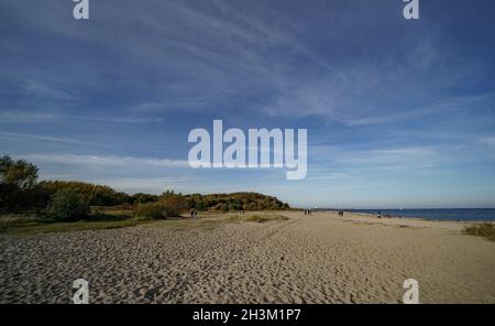 Kiel, Germany. 29th Oct, 2021. Walkers are out and about on the beach at Friedrichsort in the autumn sunshine. Credit: Axel Heimken/dpa/Alamy Live News Stock Photo