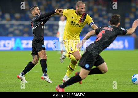 NAPELS, ITALY - OCTOBER 28: Lorenzo Insigne of SSC Napoli and Lorenzo De Silvestri of Bologna FC 1909 and Mario Rui of SSC Napoli during the Serie A match between SSC Napoli and Bologna FC at Stadio Diego Armando Maradona  on October 28, 2021 in Napels, Italy (Photo by Ciro Santangelo/Orange Pictures) Stock Photo