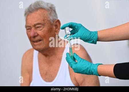 Munich, Deutschland. 29th Oct, 2021. Topic picture booster vaccination for over sixty-year-old men (92 years) with his 3rd vaccination (symbol photo). 3. Vaccination, booster, vaccination syringe, syringe, vaccine for injection with a needle. Model Released! Credit: dpa/Alamy Live News Stock Photo