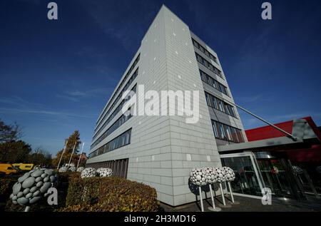 Kiel, Germany. 29th Oct, 2021. The sun shines on the main building of the Regional Directorate North of the Federal Employment Agency. Credit: Axel Heimken/dpa/Alamy Live News Stock Photo