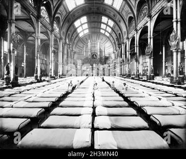 Vintage photograph of Alexandra Palace in 1914/5, with beds laid out for First World War refugees from Belgium and the Netherlands. In 1915 it became an internment camp for 3,000 German, Austrian and Hungarian ‘enemy aliens’. Stock Photo