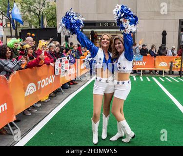 New York, USA. 29th Oct, 2021. Savannah Guthrie and Jenna Bush Hager, dressed as Dallas Cowboys Cheerleaders, celebrate Halloween with Football' Fright' at NBC's 30 Rock in New York, New York, on Oct. 29, 2021. (Photo by Gabriele Holtermann/Sipa USA) Credit: Sipa USA/Alamy Live News Stock Photo