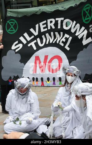 London, UK. 29th Oct, 2021. Ropemakers Street, London, UK, 29th October 2021. As COP 26 quickly approaches, eco-activists protests spread all over the UK. Stop Silvertown Tunnel campaigners joining forces with Defund Climate Chaos, Extinction Rebellion under the Macquarie main offices for a solemn procession against man-produced pollution and London plans for the Silvertown Tunnel, due to be completed by 2025. Credit: ZUMA Press, Inc./Alamy Live News Stock Photo