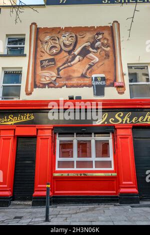 DUBLIN, IRELAND - Apr 16, 2021: The restaurants and pubs closed due to covid restrictions. Dublin, Ireland Stock Photo