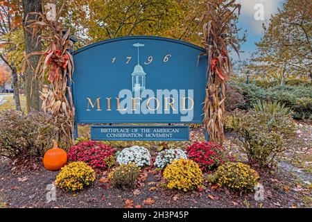 Welcome to Milford, PA, sign on a fall morning decorated with seasonal mums and a pumpkin Stock Photo