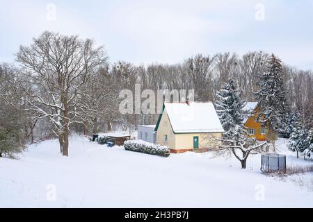 Snowed-in settlement Siedlung Schiffshebewerk at the gates of Magdeburg in Germany in winter Stock Photo