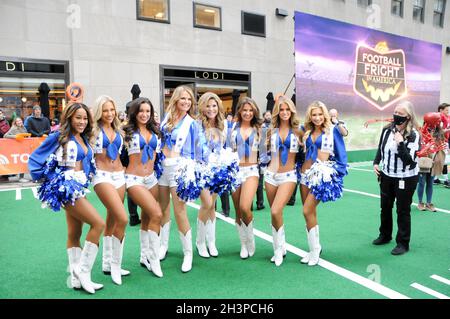 New York City, USA. 29th Oct, 2021. Savannah Guthrie and Jenna Bush dressed as Dallas Cowboys Cheerleaders (center), pose with real Dallas Cowboy Cheerleaders at the 'Today' TV show Halloween special at Rockefeller Centre. Credit: SOPA Images Limited/Alamy Live News Stock Photo