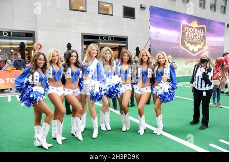 New York City, United States. 29th Oct, 2021. Savannah Guthrie and Jenna Bush dressed as Dallas Cowboys Cheerleaders (center), pose with real Dallas Cowboy Cheerleaders at the 'Today' TV show Halloween special at Rockefeller Centre. (Photo by Efren Landaos/SOPA Images/Sipa USA) Credit: Sipa USA/Alamy Live News Stock Photo