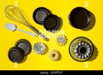 https://l450v.alamy.com/450v/2h3ptat/molds-for-baking-cakes-in-the-home-kitchen-2h3ptat.jpg