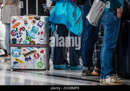Stuttgart, Germany. 30th Oct, 2021. Passengers stand with their suitcases at a check-in counter at Stuttgart Airport at the start of the autumn holidays. The airports are a little busier again, but they are still a long way from their pre-Corona load factors. Credit: Christoph Schmidt/dpa/Alamy Live News Stock Photo