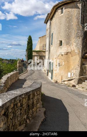 The hilltop defensive wall.  Ménerbes is a commune in the Vaucluse department in the Provence-Alpes-Côte d'Azur region of South-eastern France. Stock Photo