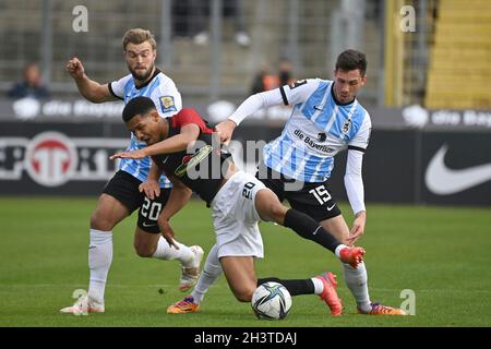 from right: MARCEL BAER (1860 MUENCHEN), YANNICK DEICHMANN (1860 MUENCHEN),  action, duels versus KENNETH SCHMIDT (SC FREIBURG II). Soccer 3rd league,  Liga3, TSV Munich 1860-SC Freiburg II 6-0 on 10/30/2021 in Muenchen