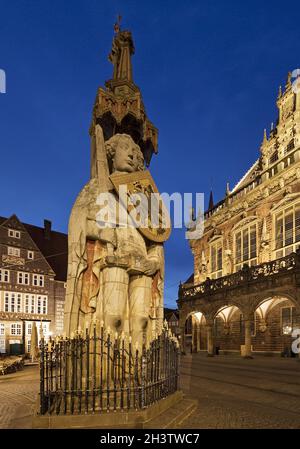 Roland with town hall in the evening, Bremen, Germany, Europe