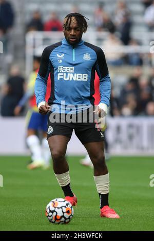 NEWCASTLE UPON TYNE, UK. OCT 30TH Allan Saint-Maximin warms up during the Premier League match between Newcastle United and Chelsea at St. James's Park, Newcastle on Saturday 30th October 2021. (Credit: Will Matthews | MI News) Credit: MI News & Sport /Alamy Live News Stock Photo