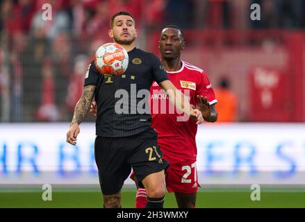 Lucas HERNANDEZ (FCB 21)  compete for the ball, tackling, duel, header, zweikampf, action, fight against Sheraldo BECKER, Union Berlin 27  in the match 1.FC UNION BERLIN - FC BAYERN MUENCHEN  1.German Football League on October 30, 2021 in Berlin, Germany. Season 2021/2022, matchday 10, 1.Bundesliga, FCB, München, 10.Spieltag. © Peter Schatz / Alamy Live News    - DFL REGULATIONS PROHIBIT ANY USE OF PHOTOGRAPHS as IMAGE SEQUENCES and/or QUASI-VIDEO - Stock Photo