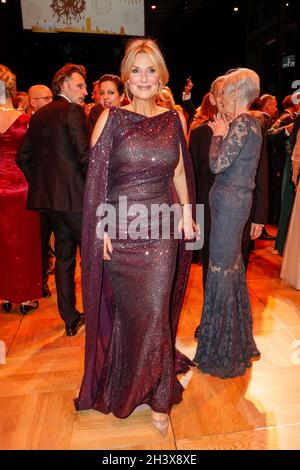 Leipzig, Germany. 30th Oct, 2021. Kim Fisher dances at the 26th Leipzig Opera Ball under the motto 'Joy of Beautiful Gods'. Due to the Corona pandemic, the event had to be cancelled last year. Credit: Gerald Matzka/dpa/Alamy Live News Stock Photo