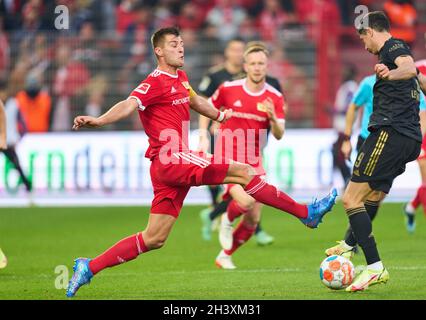 Robin Knoche, Union Berlin 31  compete for the ball, tackling, duel, header, zweikampf, action, fight against Robert LEWANDOWSKI, FCB 9  in the match 1.FC UNION BERLIN - FC BAYERN MUENCHEN 2-5 1.German Football League on October 30, 2021 in Berlin, Germany. Season 2021/2022, matchday 10, 1.Bundesliga, FCB, München, 10.Spieltag. Photographer: Peter Schatz   - DFL REGULATIONS PROHIBIT ANY USE OF PHOTOGRAPHS as IMAGE SEQUENCES and/or QUASI-VIDEO - Stock Photo