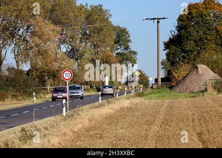 Die Landstrasse im Herbst ist Wachtberg und verbindet Arzdorf mit Berkum Stock Photo