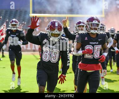 Philadelphia, Pennsylvania, USA. 30th Oct, 2022. Philadelphia PA; Philadelphia  Eagles punter Arryn Siposs (8) warms up before the start of a game against  the Pittsburgh Steelers in Philadelphia, Pennsylvania. Eric Canha/CSM/Alamy  Live