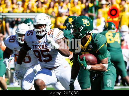 Texas defensive lineman Alfred Collins (95) celebrates after a ...