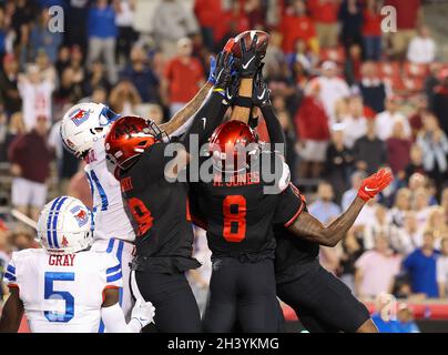 October 30, 2021: Houston Cougars defenders grab and knock down an attempted Hail Mary pass by SMU as Houston holds on to win 44-37 in an NCAA football game on October 30, 2021 in Houston, Texas. (Credit Image: © Scott Coleman/ZUMA Press Wire) Stock Photo