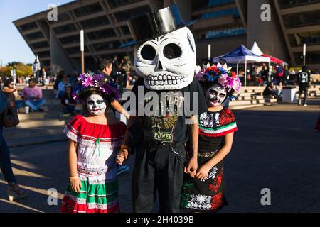 Houston, USA. 30th Oct, 2021. Two girls in festival costumes are seen during the Dia de los Muertos parade in Dallas, Texas, the United States, Oct. 30, 2021. Dia de los Muertos, known as Day of the Dead, is a well-known traditional Mexican holiday to commemorate deceased loved ones. Credit: Dan Tian/Xinhua/Alamy Live News Stock Photo