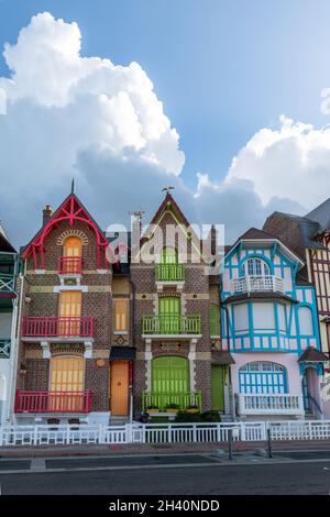 France, Somme (80), Mers-les-bains, enfilade de villas de la Belle Époque aux façades colorées, présentant des bow-windows, balcons ou encore loggias Stock Photo