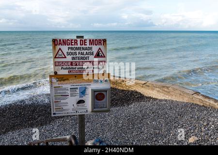 Panneau d'avertissement des risques d'éboulement de la falaise, France, Somme, Ault Stock Photo